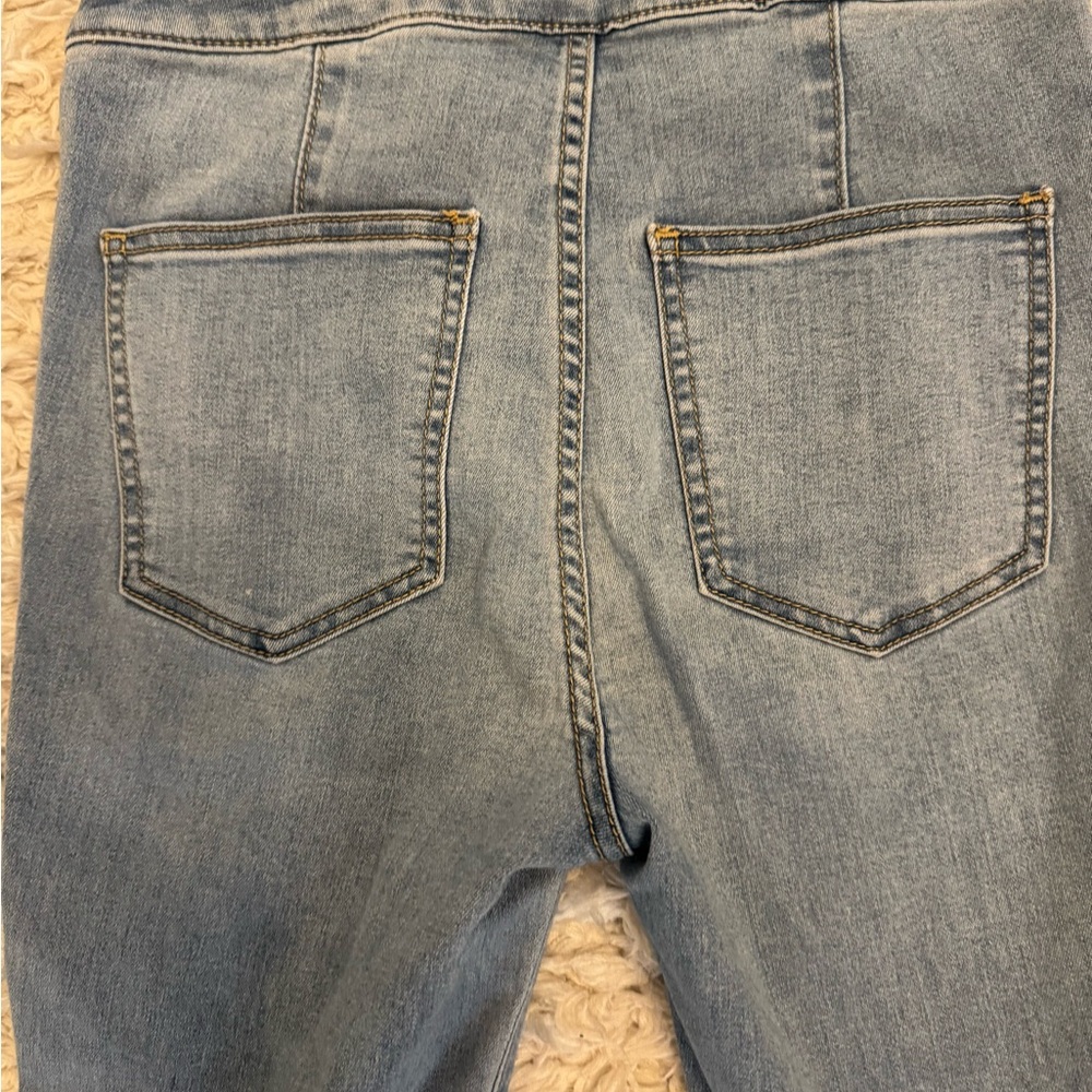 Free People Float on Flares …..Flared Blue Jeans.NWOT - Picture 13 of 13